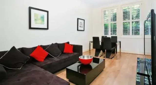 Art Deco in the Cul-de-Sac - Spacious Executive 1BR Potts Point Apartment in Quiet Cul-de-Sac