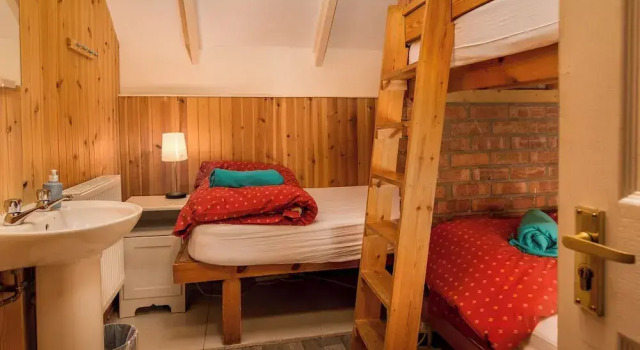 Четырёхместный номер Economy c 1 комнатой Gulabin Lodge and House