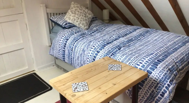Студия с балконом Cozy Camborne Studio Retreat With two Single Beds