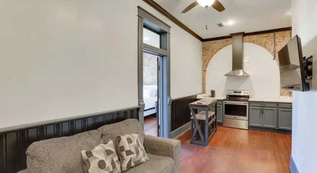 Апартаменты Walk to Museums! Historic Downtown Marshall Apt
