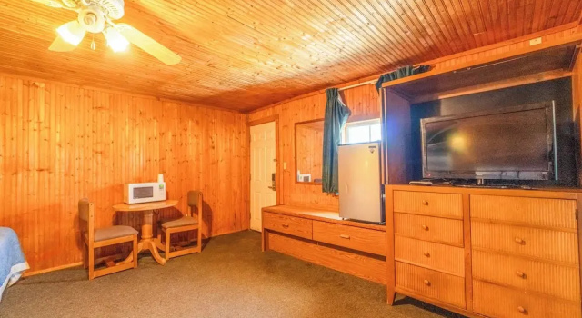 Шестиместный номер Standard Green Acre Motel by OYO Near Rush County Airport