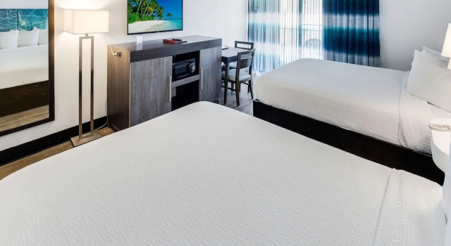 Четырёхместный номер Standard с балконом и с частичным видом на океан Tropical Seas Hotel