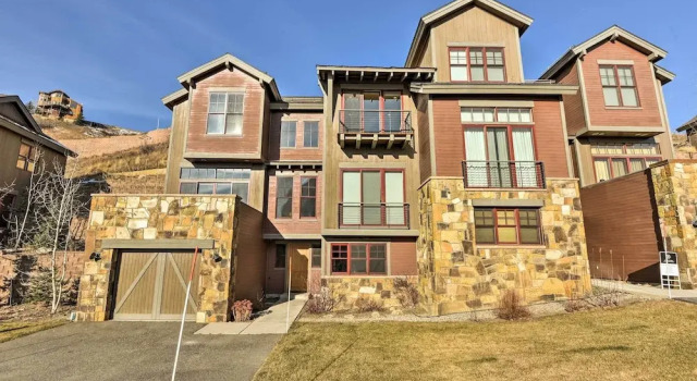 Crested Butte Townhome w/ Views - Steps to Lifts!, Book Lejlighed Hoteller i Crested Butte Mountain med parkering, Parkering