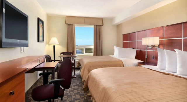 Четырёхместный номер Standard Days Inn by Wyndham Grande Prairie
