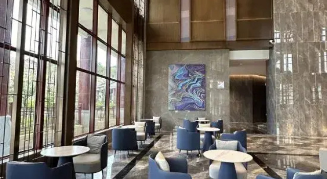 Dongxiang Ln Dongfang Hotel, Rezerwuj Hotel Hotele w Qiandongnan z parkingiem, Parking