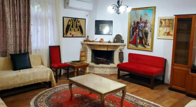 Unique Traditional House, hosted by J&G, Забронировать Отель Отели области Тираны с парковкой, Парковка