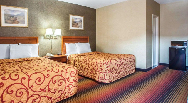 Четырёхместный номер Standard Rodeway Inn Jersey City North