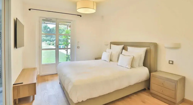 Magnificent Villa Overlooking the bay of Canebiers, Забронировать Вилла Сен-Тропе Сен-Тропе залива, рядом с Plage de la Moutte