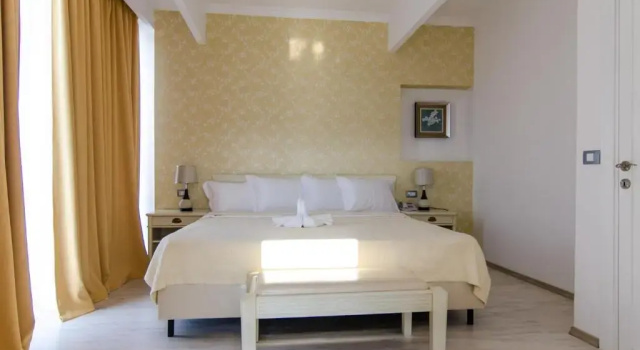 Люкс c 1 комнатой с видом на озеро Phoenicia Luxury Hotel