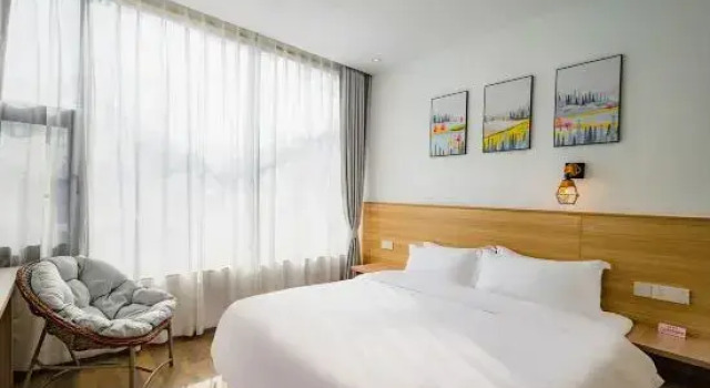 Люкс April Sky Holiday Inn