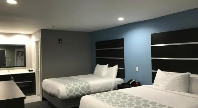 Четырёхместный номер Standard Rodeway Inn Calhoun South