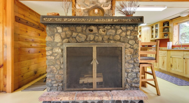 Creekside Silver Gate Getaway w/ Fireplace!