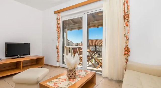 Mihaela 3 Rab in Rab, Varaa Hotelli Hotellit Kvarner Islands uima-altaalla, Uima-allas