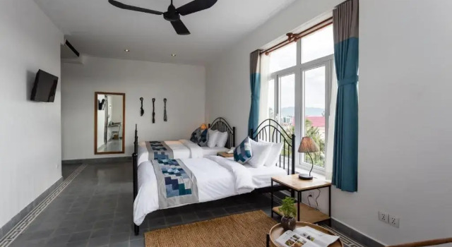 Трёхместный номер Superior с балконом и с красивым видом из окна Boutique Kampot Hotel
