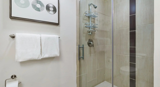 Mid Main Lofts #6101 | Trendy & chill studio loft | Midtown, Забронировать Отель Отели Хьюстона с парковкой, рядом с Театр Ensemble, Парковка