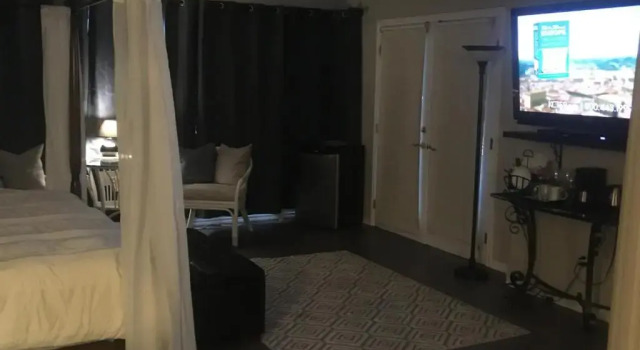 Люкс Deluxe Long Lake Waterfront Bed and Breakfast