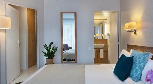 Номер Standard с балконом Residence Inn by Marriott Paris Didot Montparnasse