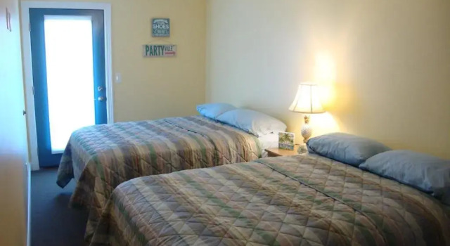 Put-in-Bay Waterfront Condo #206, Забронировать Отель Отели Островов озера Эри с парковкой, Парковка