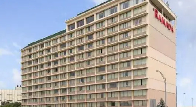 Полулюкс Standard Quality Inn & Suites Cincinnati Downtown Area