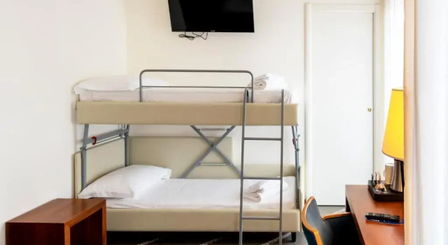Четырёхместный номер Economy International Hotel & Suite