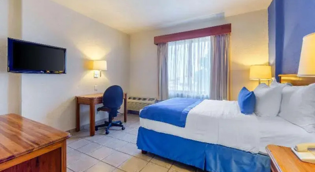Двухместный номер Standard с балконом Comfort Inn Tampico