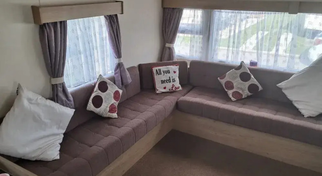 3 Bed Caravan - Sleeps 8 - Pets - Parking - Wifi, Book Feriehus Rhyl 