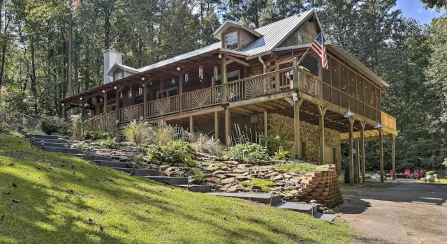 Коттедж Serene Mableton Cabin - 13 Mi to Downtown Atlanta!