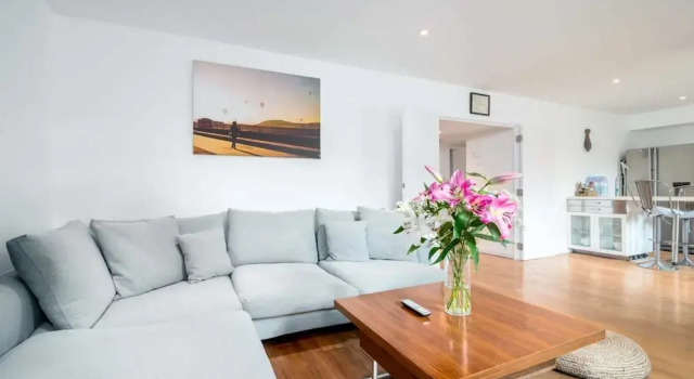 2BR Home in London W/terrace + Parking