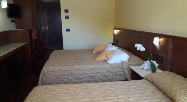 Трёхместный номер Standard с видом на озеро Hotel Miralago