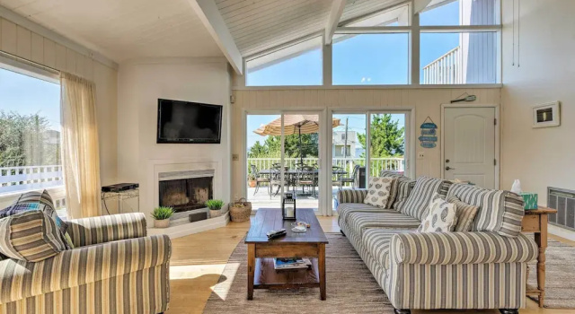 Коттедж с 5 комнатами с балконом Westhampton Beach Home w/ Deck + Ocean Views!