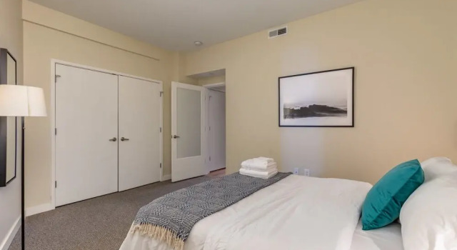 Spacious DT 2BR With Free Parking by Zencity, Забронировать Апартаменты/квартира Сент-Луис Миссури