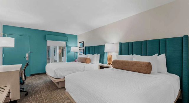 Четырёхместный номер Standard с видом на бассейн Best Western Seaway Inn