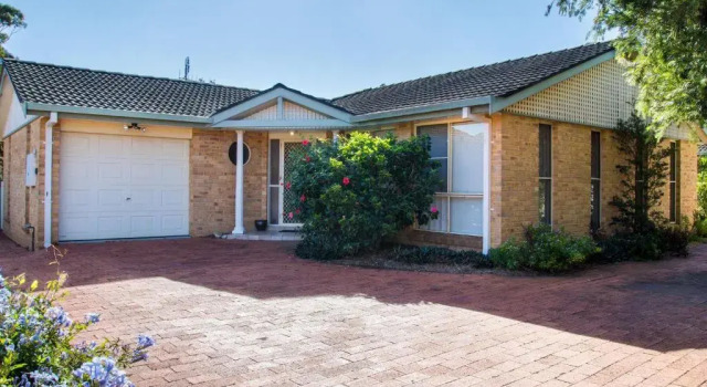 1/4 Huntly Close