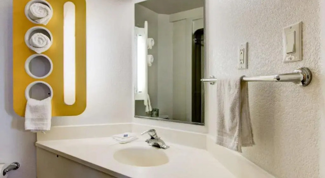 Четырёхместный номер Standard Super 8 by Wyndham Aurora East