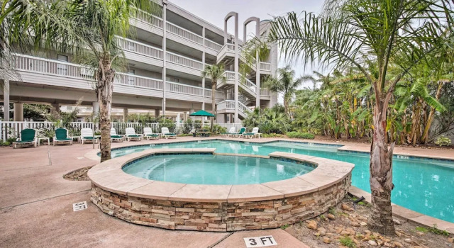 Апартаменты c 1 комнатой с балконом Steps to Sand + 2 Pools! Galveston Coastal Getaway