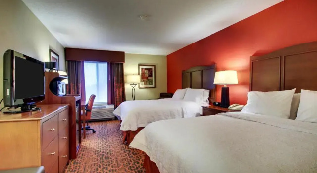 Четырёхместный номер Deluxe Hampton Inn Ottawa - Starved Rock Area