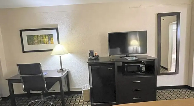 Номер Standard Quality Inn & Suites Cincinnati Downtown Area