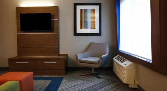 Люкс Holiday Inn Express & Suites Downtown Louisville by IHG