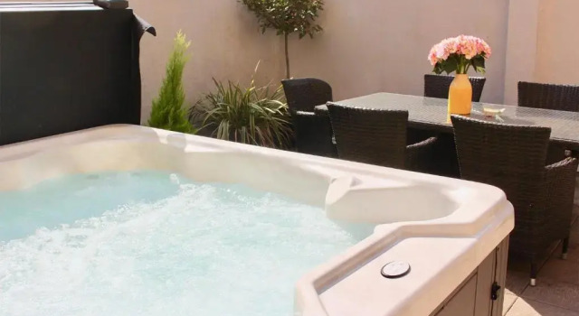 Апартаменты Deluxe Dream Stays Bath - Trim Street Townhouse with Hot tub