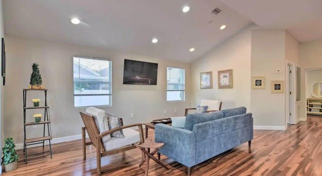 Коттедж с 2 комнатами с балконом Vibrant Dunedin Getaway w/ Furnished Patio!