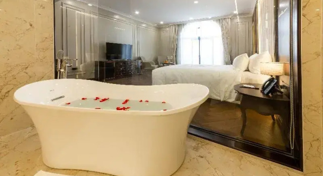Люкс Adamo Hotel Hung Yen