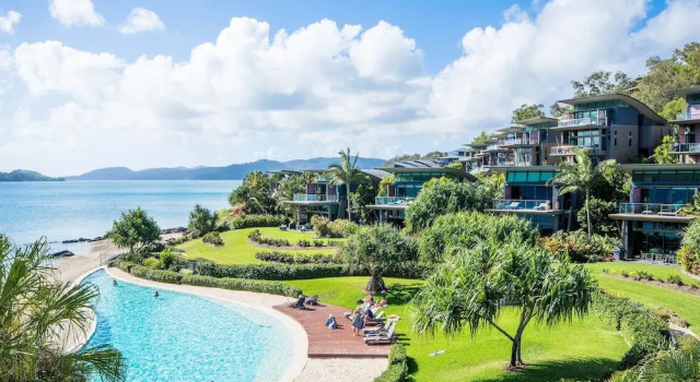 Yacht Club Villa 33-Serenity-Ocean Views with Golf Buggy, Забронировать Вилла Отели Острова Гамильтон с парковкой, Парковка