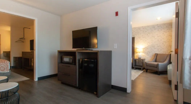 Четырёхместный семейный люкс с 2 комнатами Oxford Suites Chico