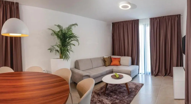 Nice Home in Okrug Gornji With Sauna, Wifi and 5 Bedrooms, Buchen Sie Hotel Hotels in Gespanschaft Split-Dalmatien mit Pool, Schwimmbad