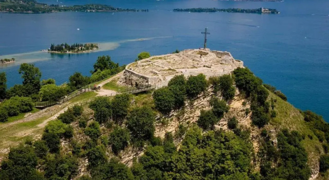 Коттедж с 2 комнатами Lago di Garda a 300m - House in Manerba