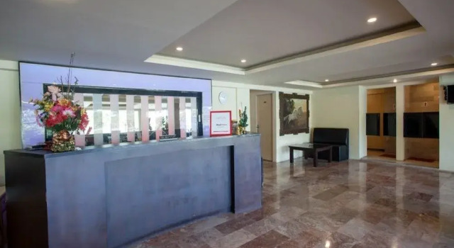 RedDoorz Plus @ HR Muhammad, Book Hotel 3-Star Hotels in East Java, 3*