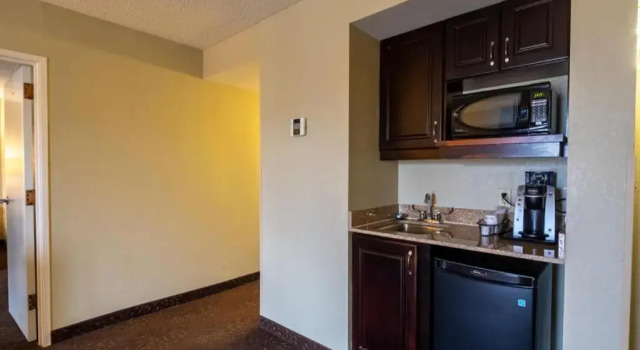 Трёхместный люкс Holiday Inn Express Hotel & Suites Pittsburgh Airport by IHG