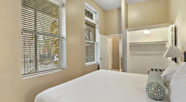 Upscale 4BR in Wicker Park - Damen 1R, Забронировать Апартаменты/квартира Уикер-парк Чикаго, рядом с Ukrainian National Museum