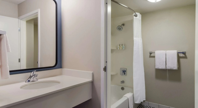 Номер Standard с видом на бассейн Sonesta Select San Francisco Airport Oyster Point Waterfront