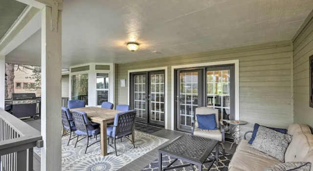 Upscale Flagstaff Home w/ Hot Tub & Mountain Views, Забронировать Дом для отпуска Отели Флагстафф с парковкой, рядом с Гольф-клуб Aspen Valley, Парковка
